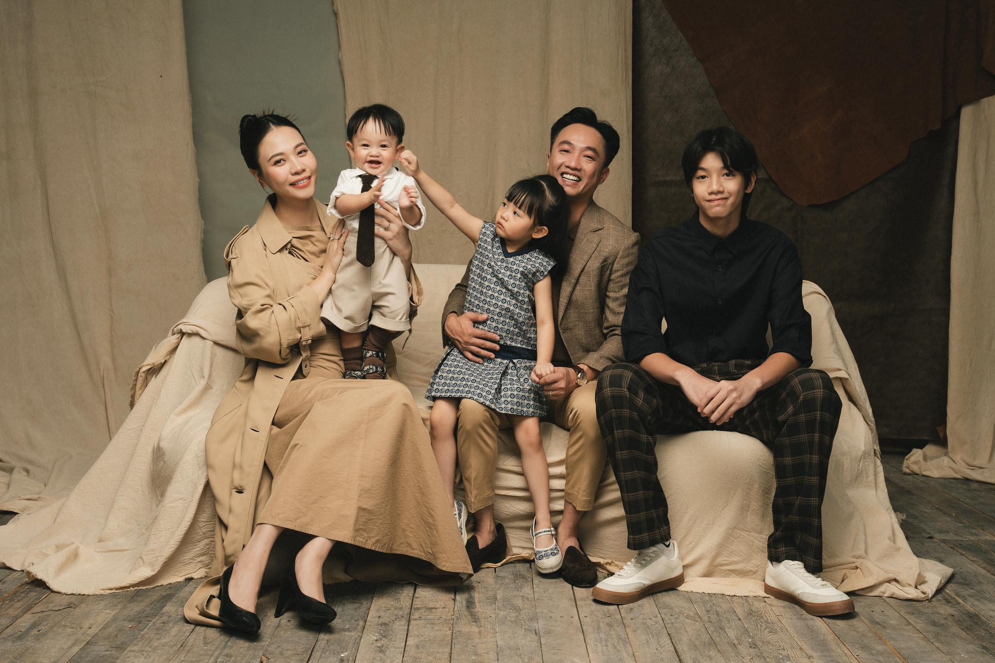 Cường Đô La chăm con khéo léo gia đình được nhận xét ‘bốn mặt như một’