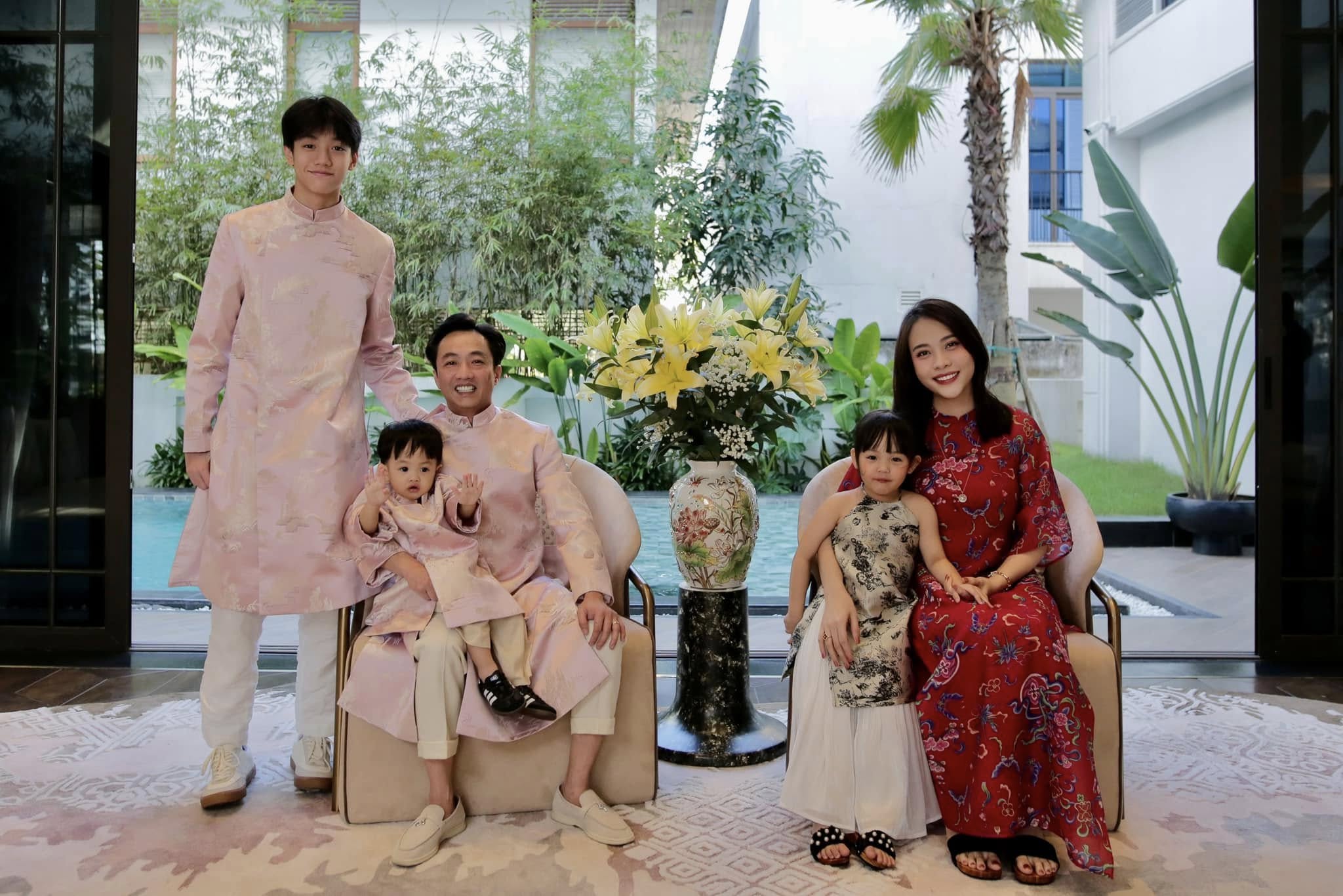 Cường Đô La chăm con khéo léo gia đình được nhận xét ‘bốn mặt như một’