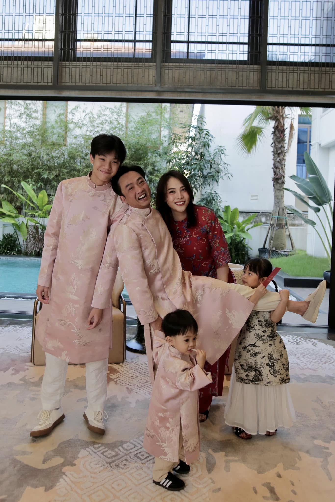 Cường Đô La chăm con khéo léo gia đình được nhận xét ‘bốn mặt như một’