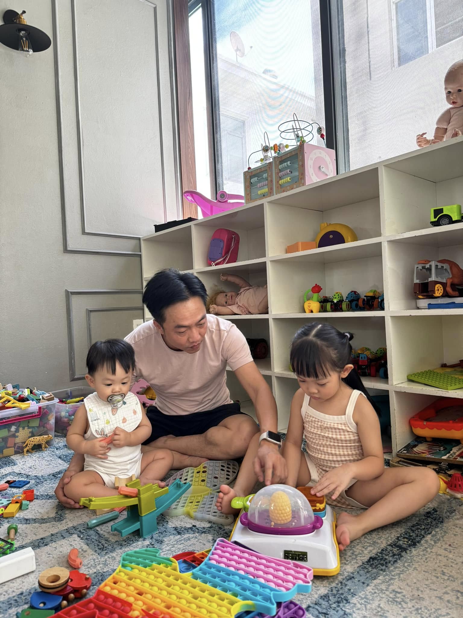 Cường Đô La chăm con khéo léo gia đình được nhận xét ‘bốn mặt như một’