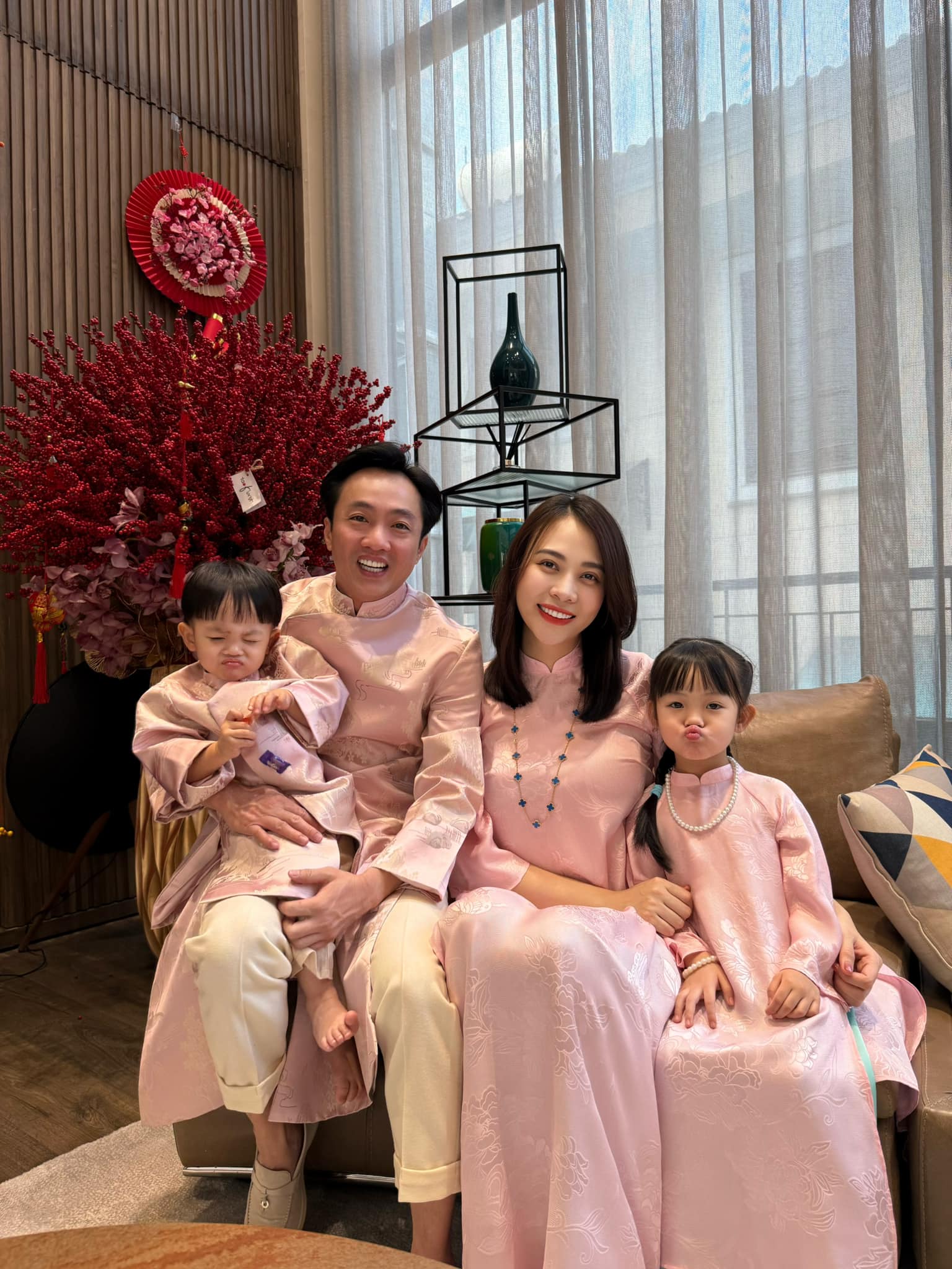 Cường Đô La chăm con khéo léo gia đình được nhận xét ‘bốn mặt như một’