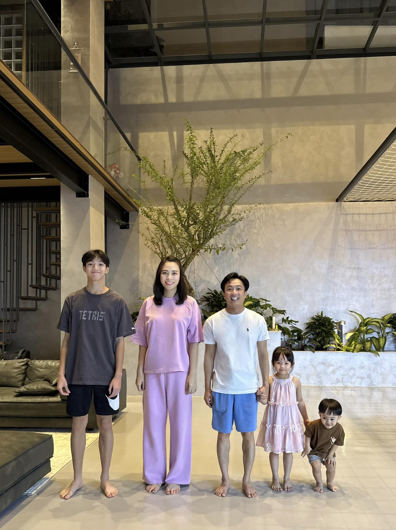 Cường Đô La chăm con khéo léo gia đình được nhận xét ‘bốn mặt như một’