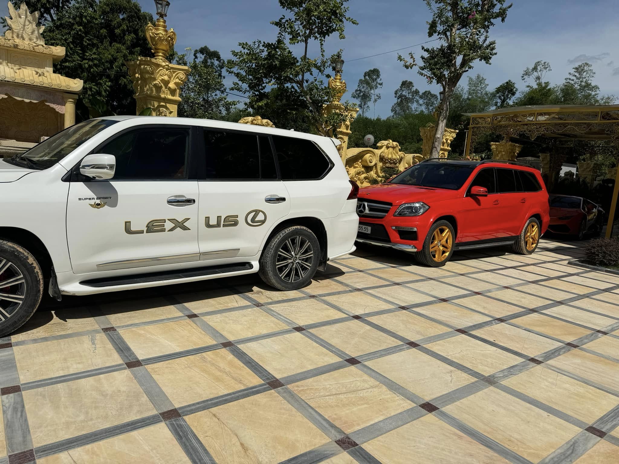 Đại gia Nghệ An gây sốc vừa xây lâu đài trăm tỷ lại tậu xế hộp 15 tỷ đồng