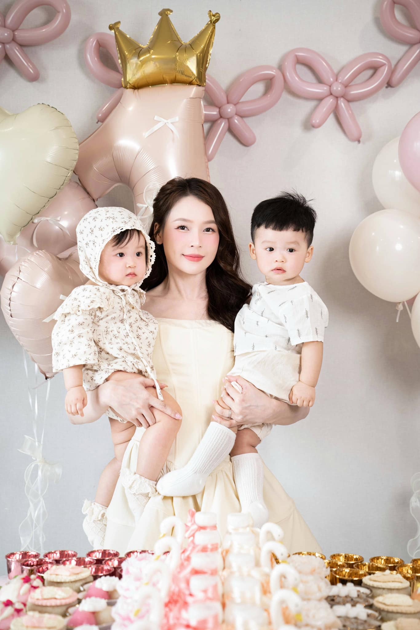 Sam khoe mâm thôi nôi hoành tráng, cặp song sinh nhờ IVF như xé truyện bước ra