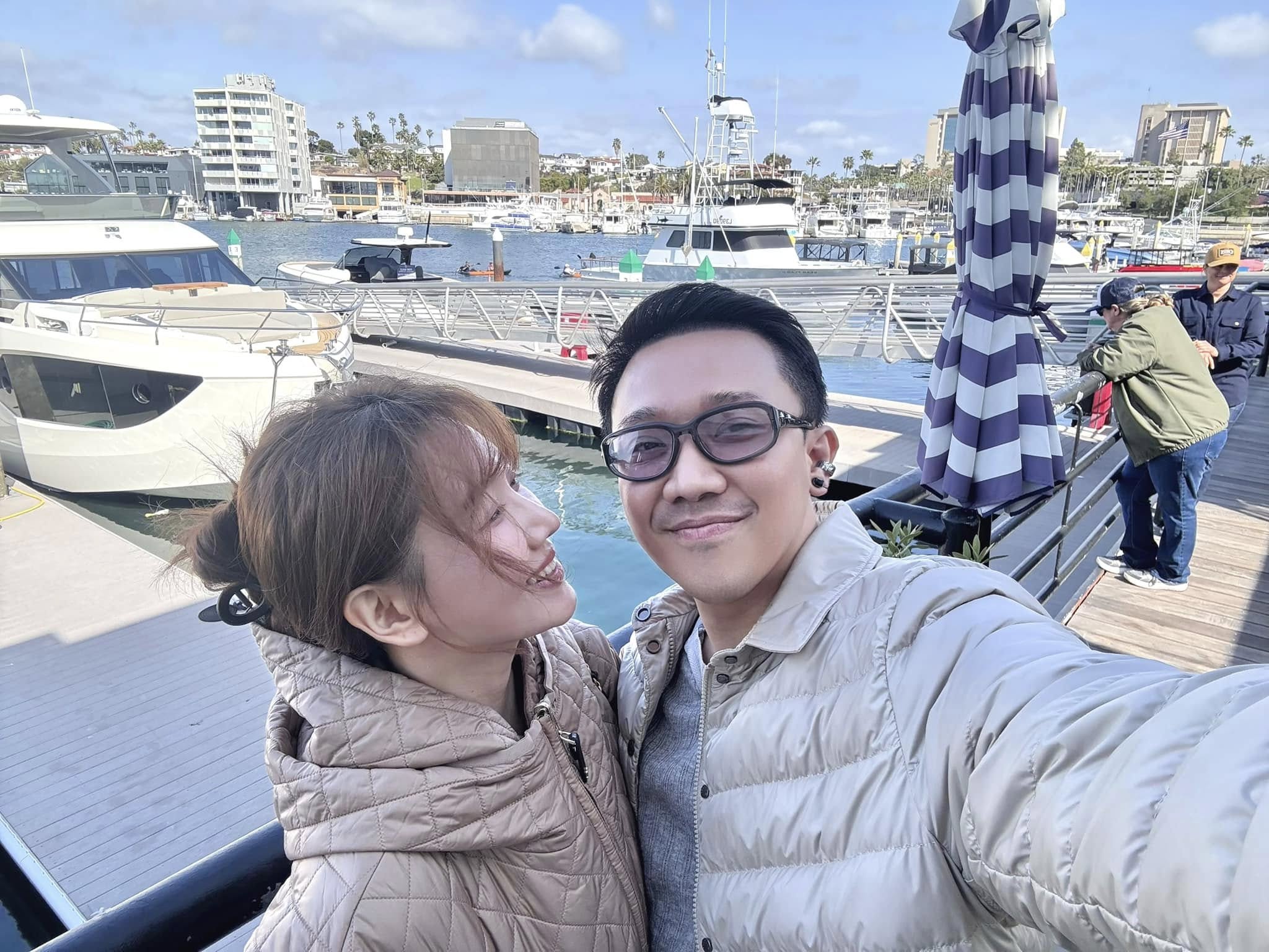 Trấn Thành - Hari Won khóa môi ngọt ngào giữa phố