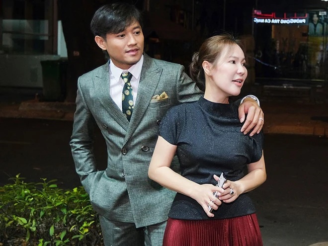 Trước khi bạo bệnh qua đời, Quý Bình cực chiều vợ doanh nhân hơn 7 tuổi