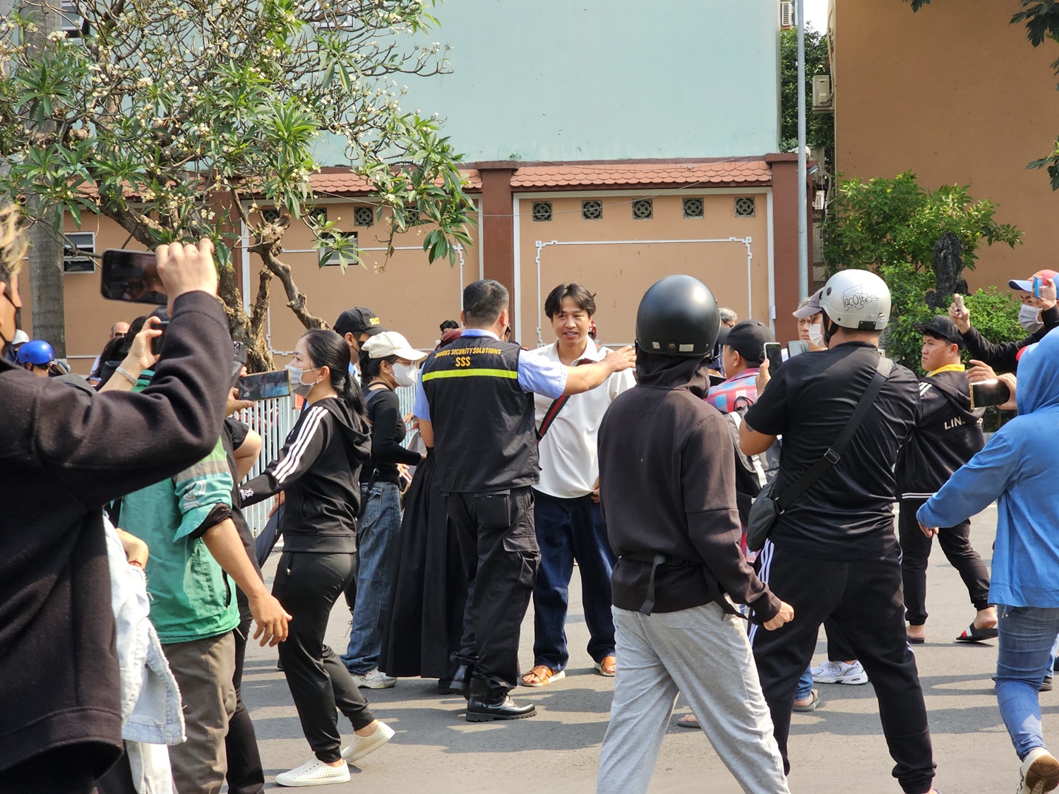 YouTuber vây kín tại đám tang Quý Bình