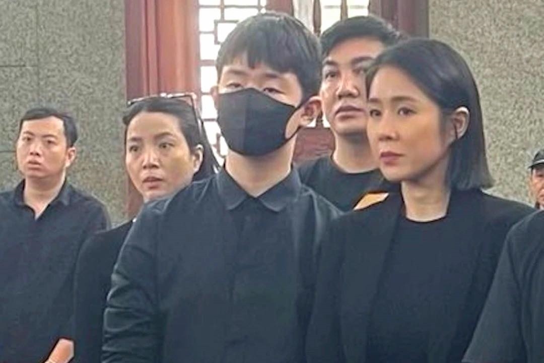 Con trai Lê Phương nghẹn ngào đến viếng Quý Bình