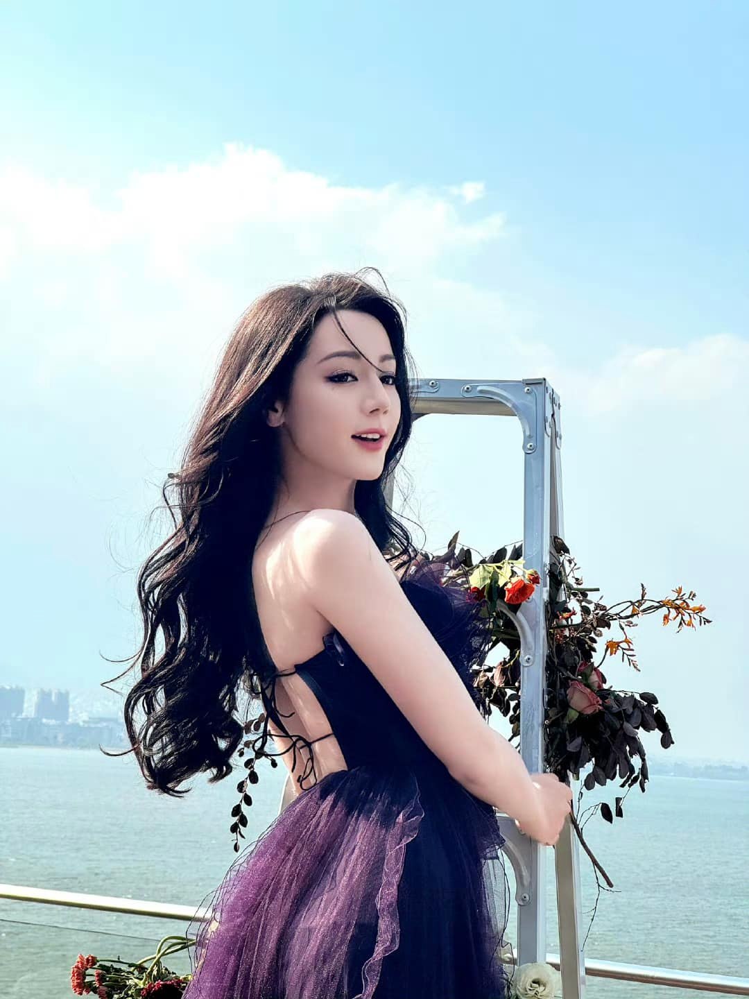 Chỉ 13s, Địch Lệ Nhiệt Ba gây sốt với visual hoa nhường nguyệt thẹn 