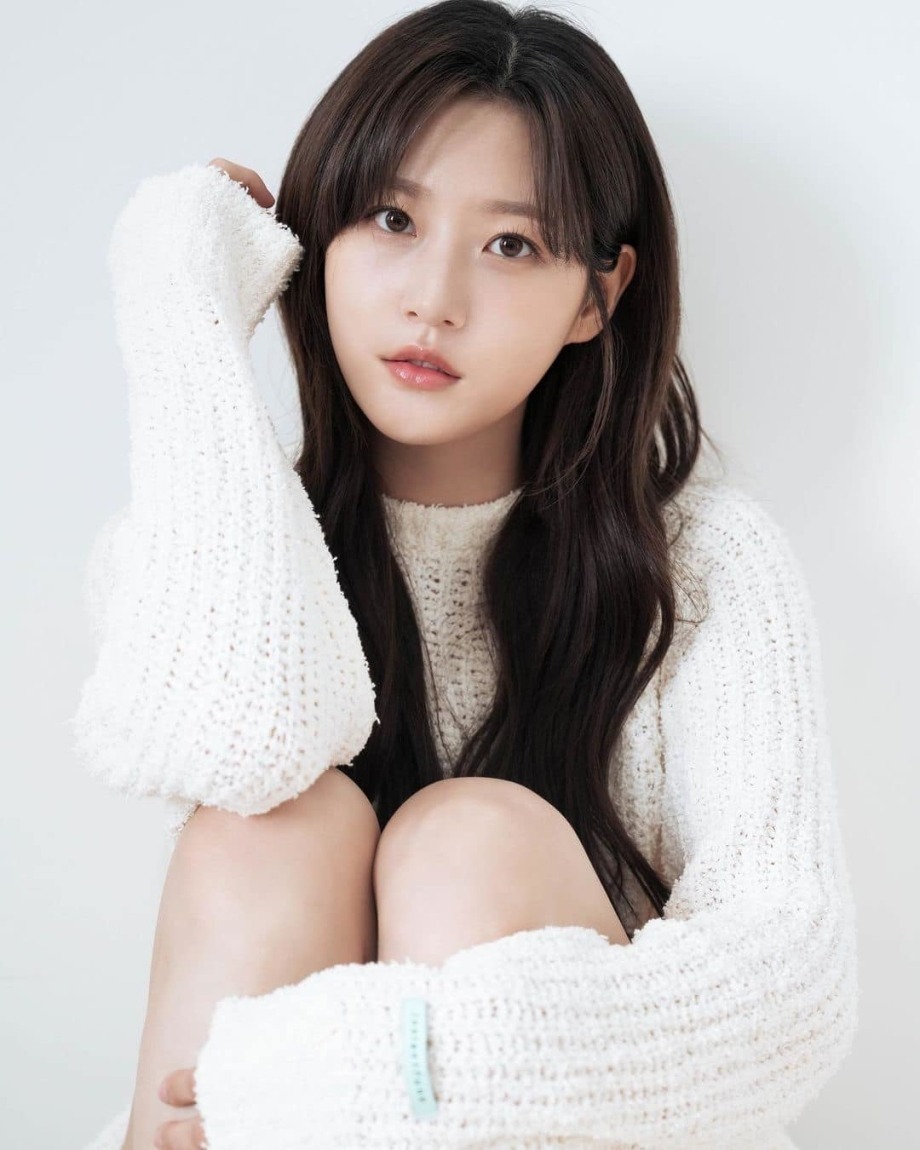 Kim Sae Ron quỳ gối xin giảm nợ