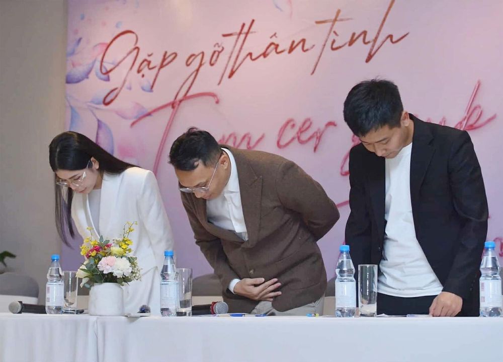 Hằng Du Mục bật khóc, Quang Linh Vlogs quay lại châu Phi sau lùm xùm quảng cáo kẹo rau củ