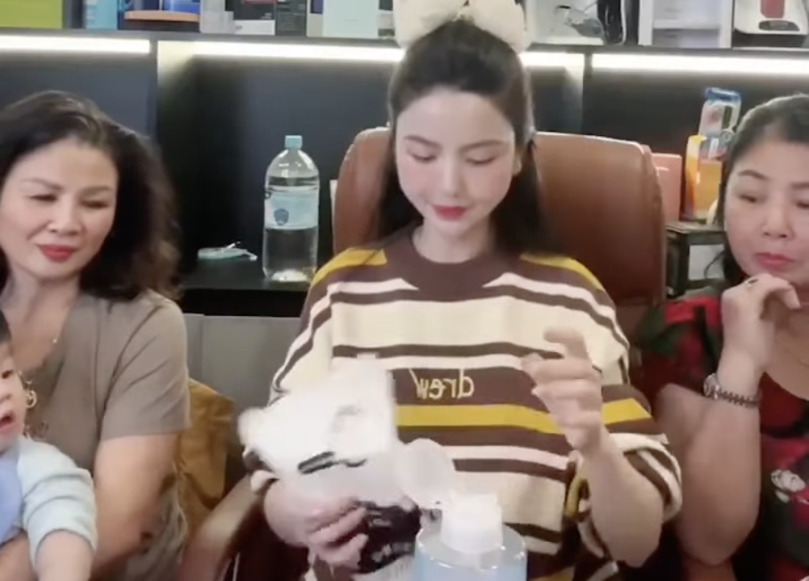 Khoảnh khắc bóc trần quan hệ thông gia giữa gia đình Quang Hải và Chu Thanh Huyền