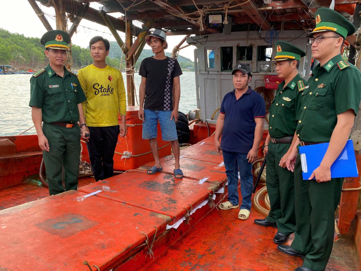 Phát hiện tàu cá vận chuyển 21.000 lít dầu DO không rõ nguồn gốc