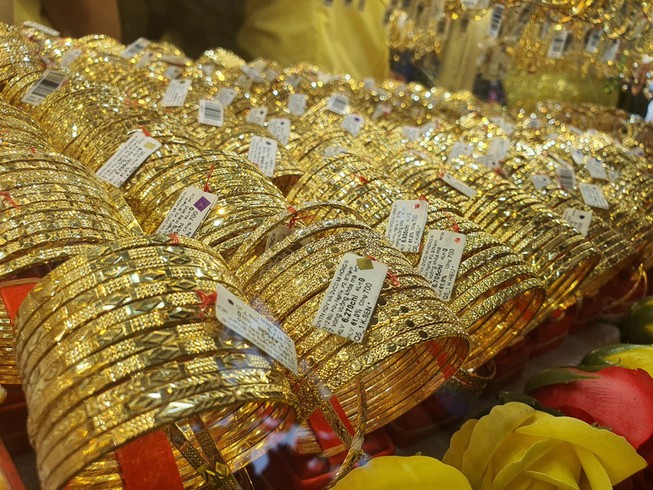 Giá vàng hôm nay 213 Vàng trong nước vẫn ở mức cao.