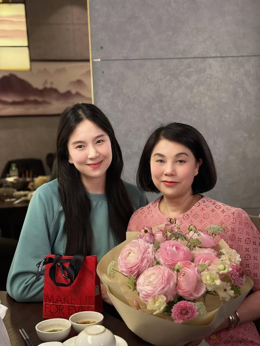 MC Mai Ngọc hiếm khi khoe ảnh mẹ ruột, giật mình tưởng 2 chị em