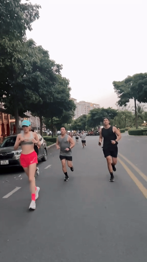 Trấn Thành bị 1,6 triệu người tóm gọn khoảnh khắc ngượng chín mặt trên đường 