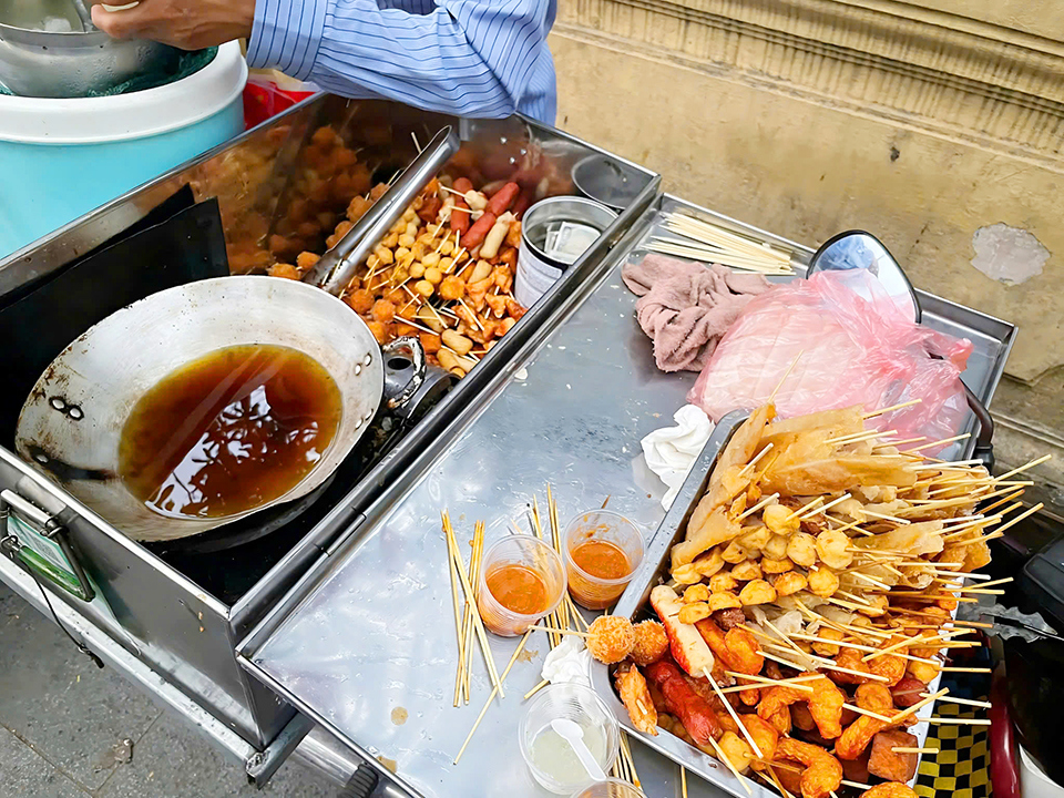 Tiềm ẩn nhiều nguy cơ mất an toàn vệ sinh thực phẩm từ hàng nướng xiên bẩn 