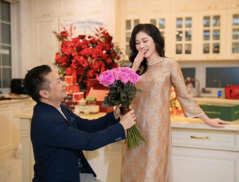 Hé lộ thỏa thuận hôn nhân của Shark Hưng và vợ Á hậu kém 16 tuổi