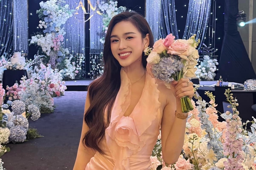 Đỗ Thị Hà úp mở chuyện viết thiệp cưới Chữ em xấu lắm