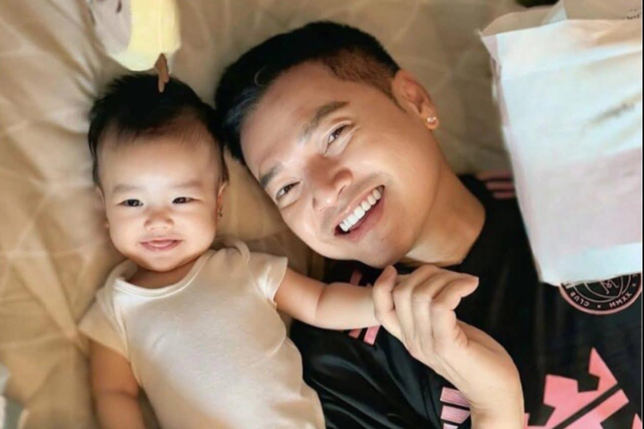 Diễn viên Quang Minh U70 khoe quý tử sao y bản chính