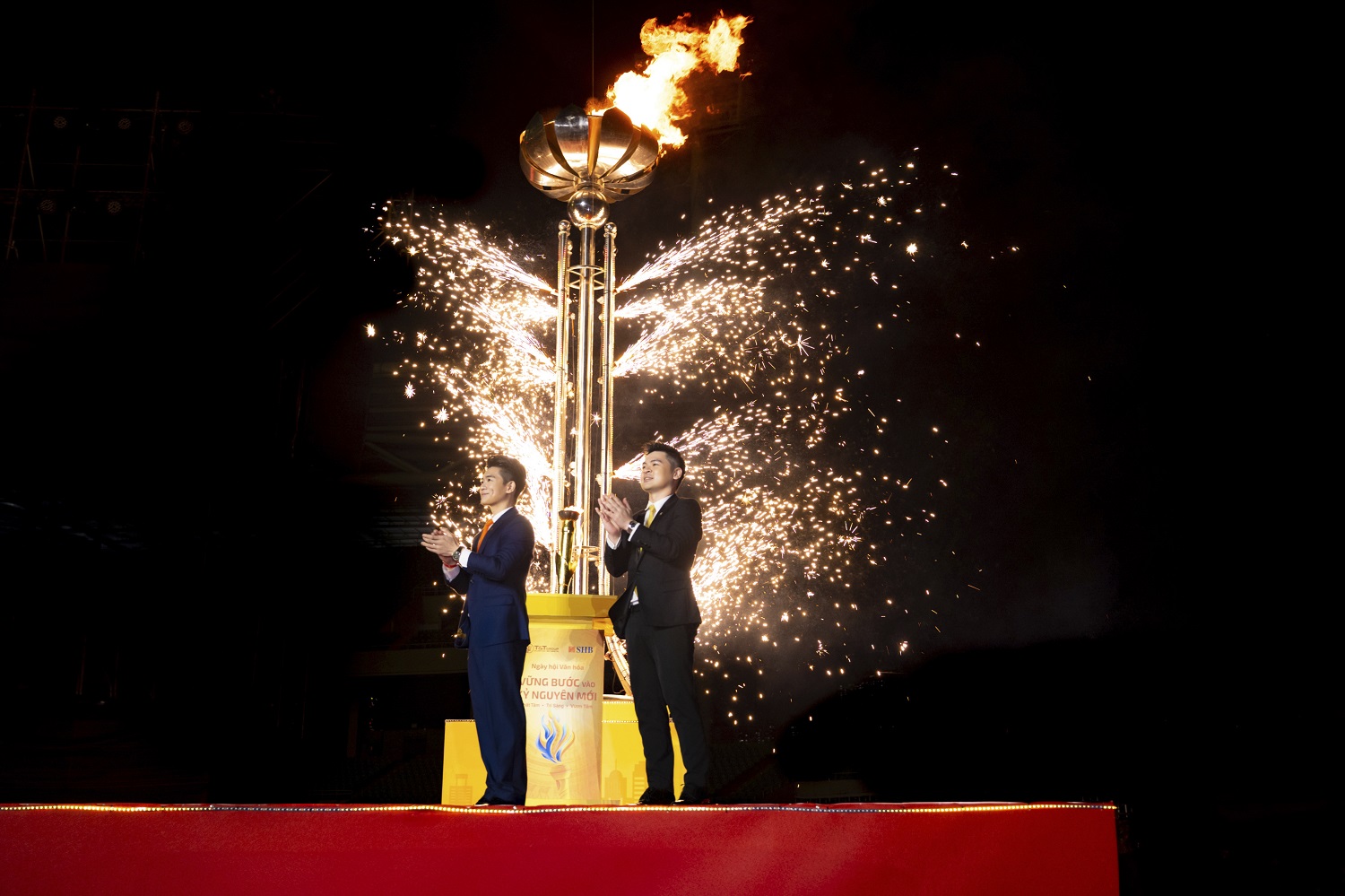 Từ ngọn lửa kết tâm nghĩ về tầm vóc doanh nghiệp Việt