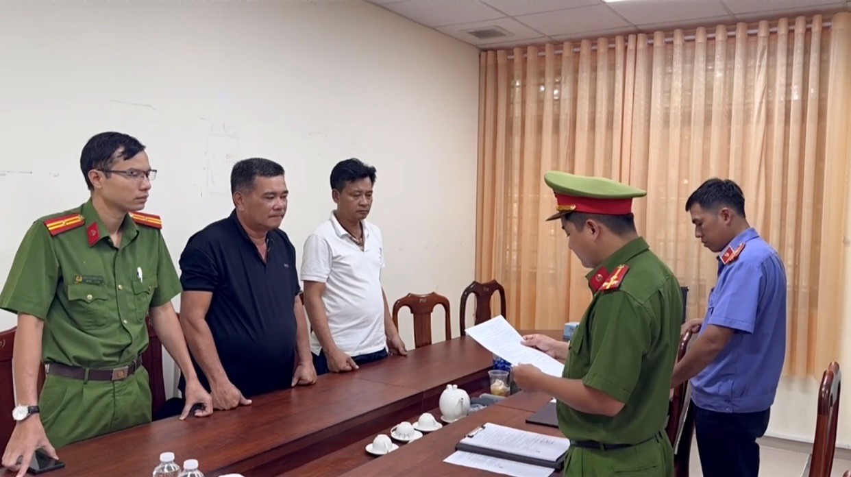 Khởi tố 2 “cò đất” về tội trốn thuế