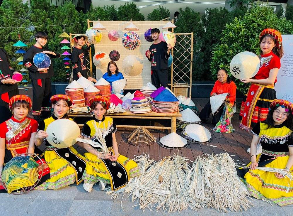Non La Vietnam Festival sự kiện chào mừng 50 năm giải phóng miền nam thống nhất đất nước