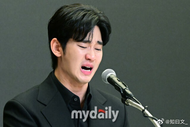 Kim Soo Hyun bị hủy hợp đồng sau khi khóc lóc suốt 30 phút ở họp báo