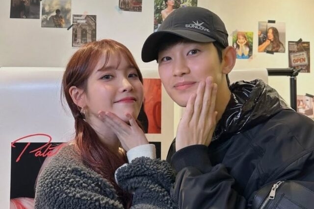 IU gây tranh cãi khi là bạn thân 14 năm với Kim Soo Hyun