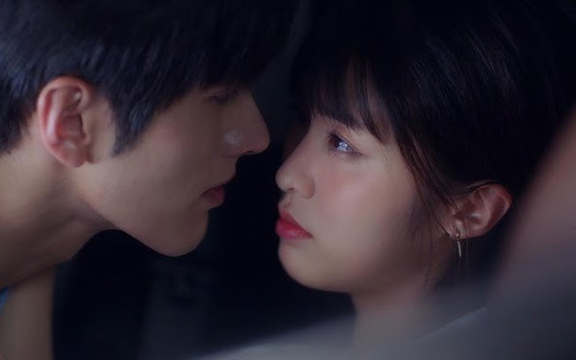 Dành cả tuổi thanh xuân để yêu, bảy năm sau tôi vô tình biết bí mật động trời của anh trong một lần say