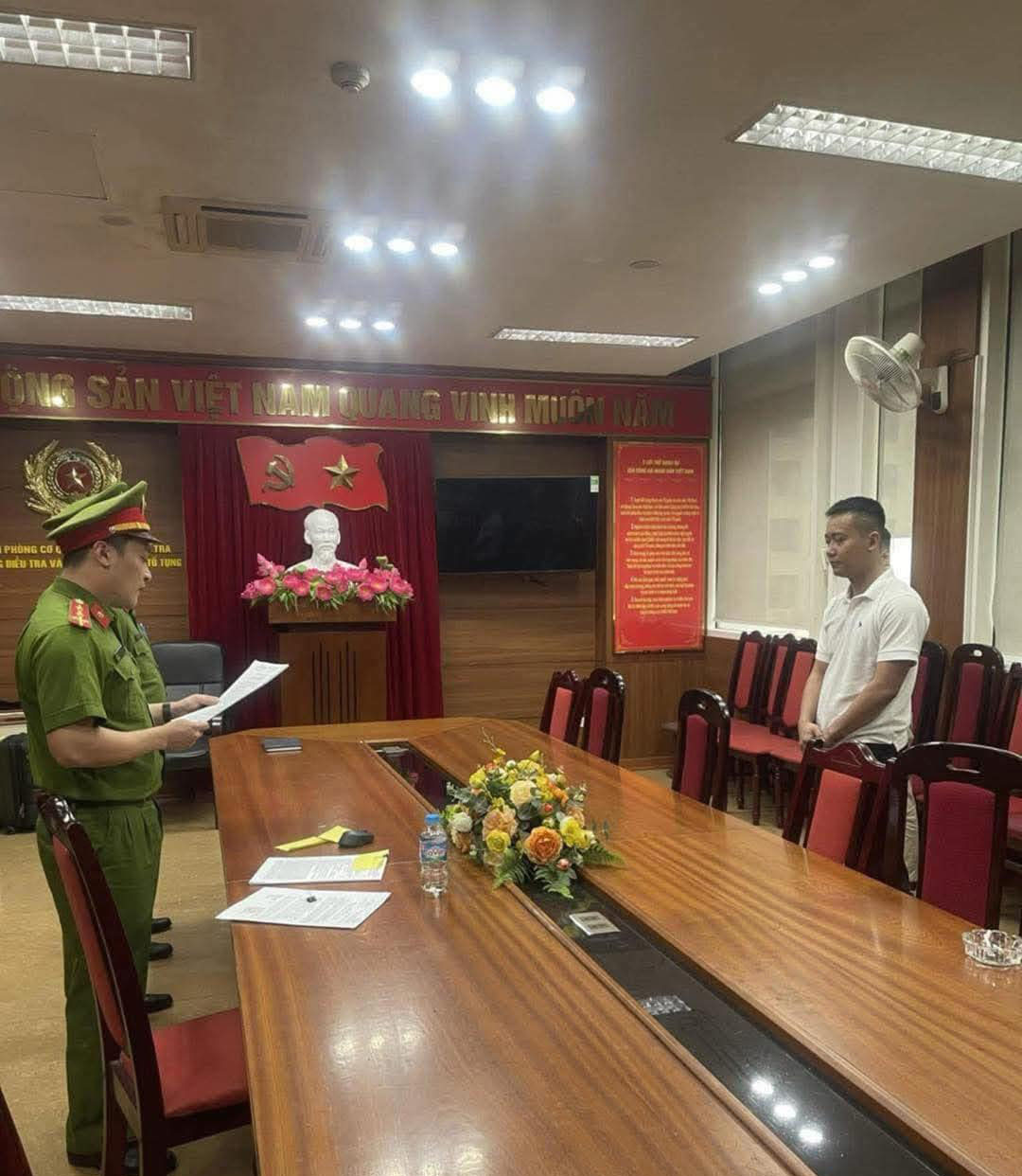 Hé lộ hình ảnh Quang Linh Vlog và Hằng Du Mục thời điểm bị bắt