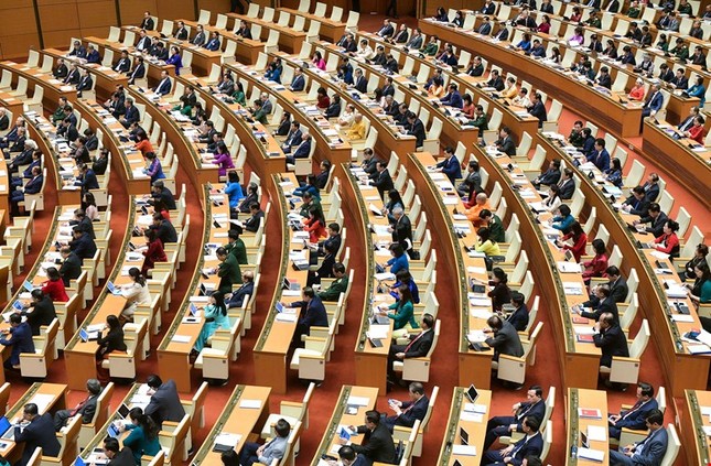 Ủy ban Thường vụ Quốc hội triệu tập Kỳ họp thứ 9 để sửa Hiến pháp, quyết định sáp nhập tỉnh