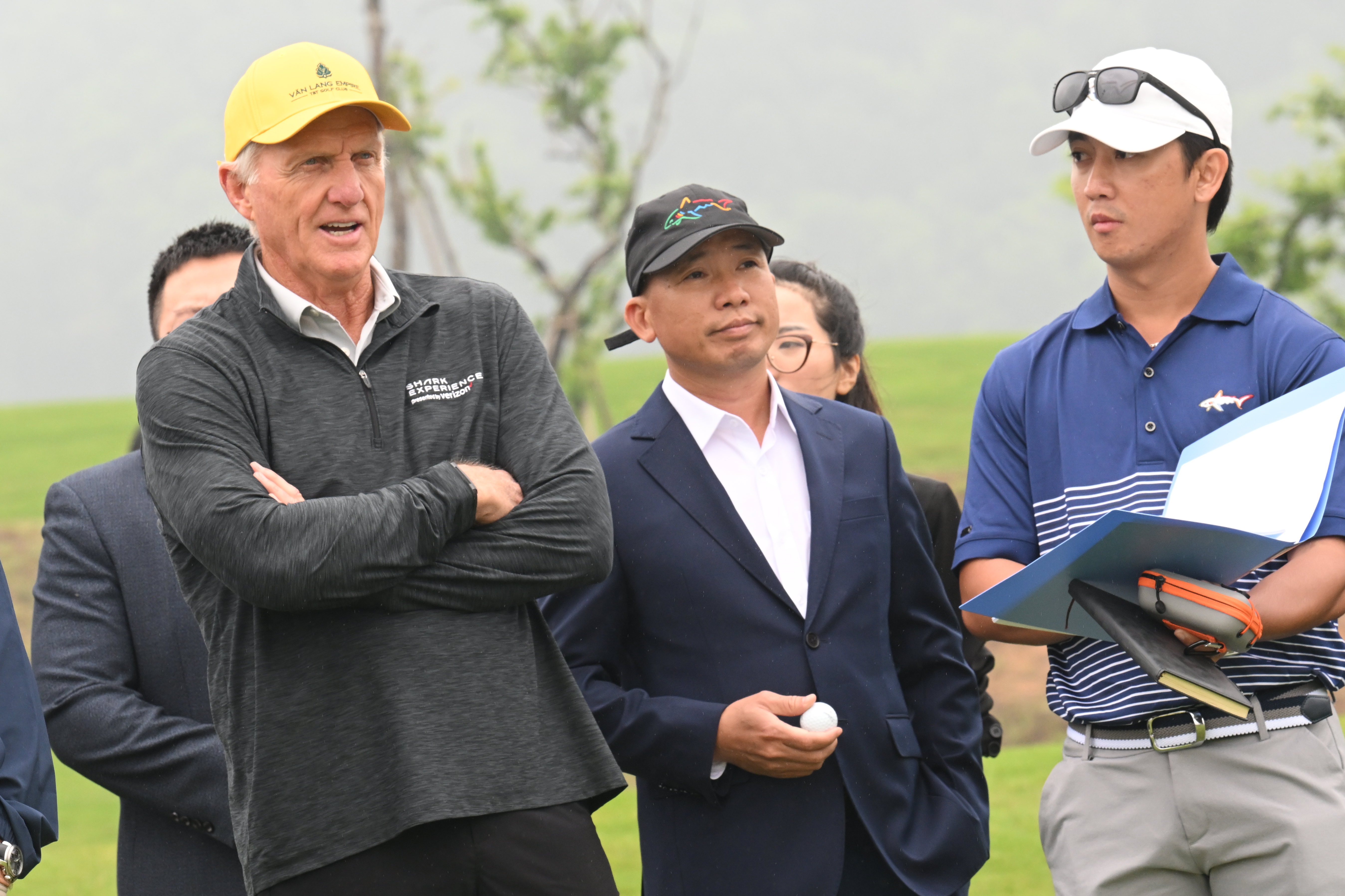 Huyền thoại “Cá mập trắng” Greg Norman khảo sát sân golf TT Văn Lang Empire chuẩn bị cho trải nghiệm 18 hố