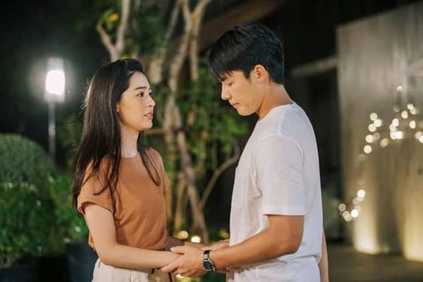 Dành 9 năm thanh xuân yêu đương, vừa chia tay anh liền kết hôn ngay với một nhân vật quyền lực