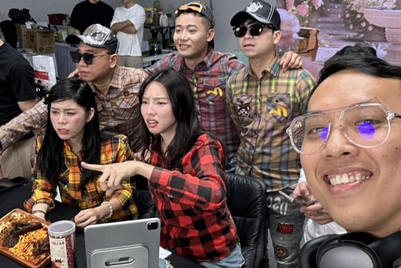 Lộ thân thế ông trùm đứng sau điều hành loạt công ty của Hằng Du Mục, Quang Linh Vlog