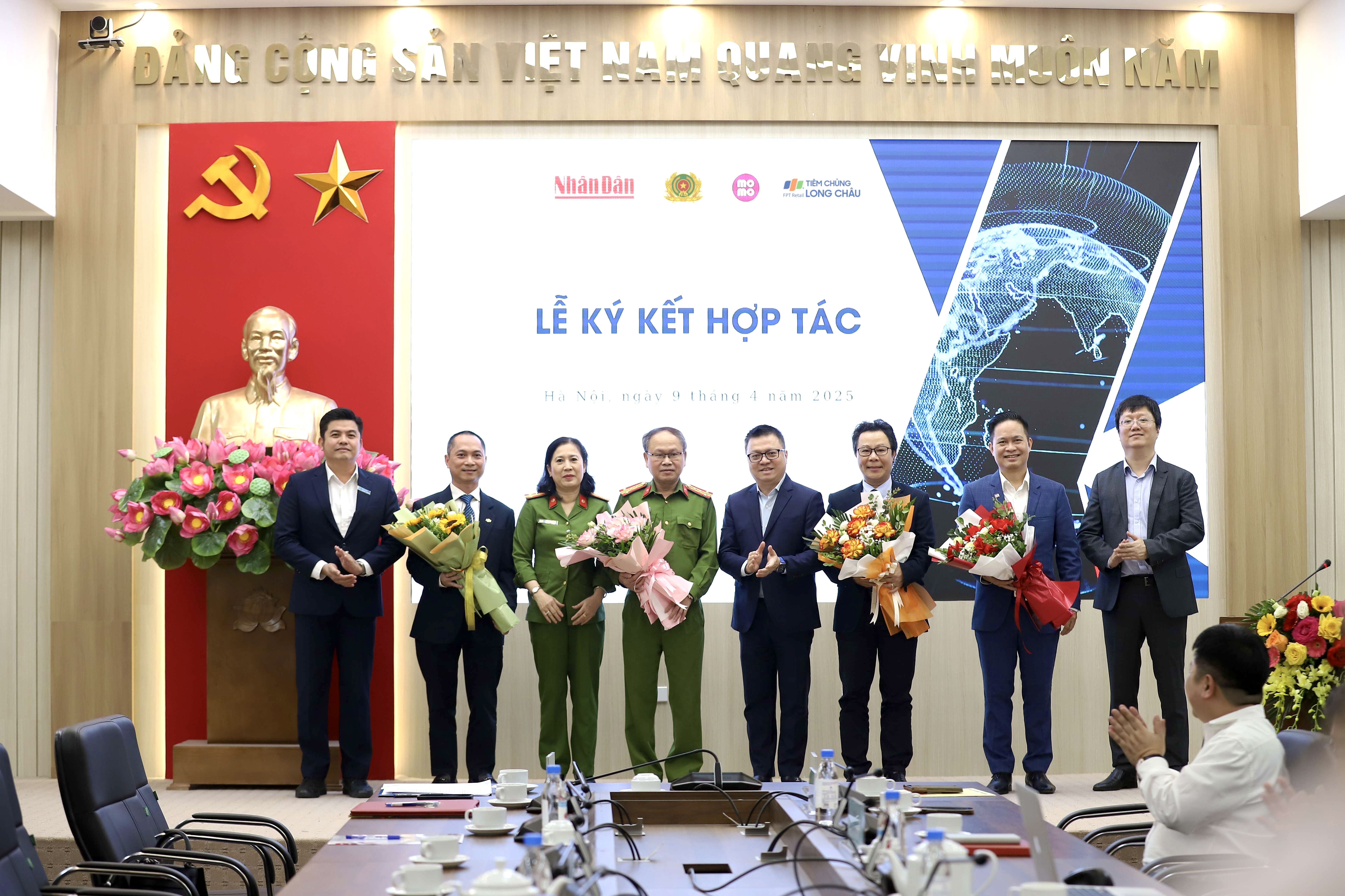  FPT Long Châu và Báo Nhân Dân hợp tác và phát triển bền vững vì sức khỏe người Việt