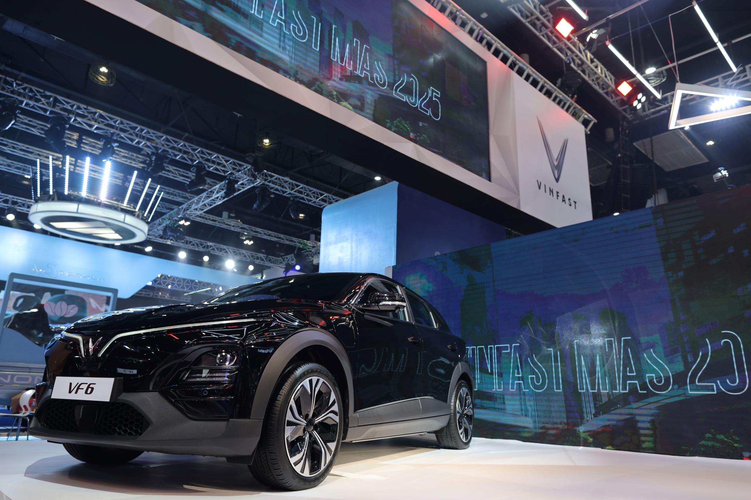 VinFast mở bán mẫu B-SUV VF 6 và công bố chính sách miễn phí sạc ô tô điện tại Philippines