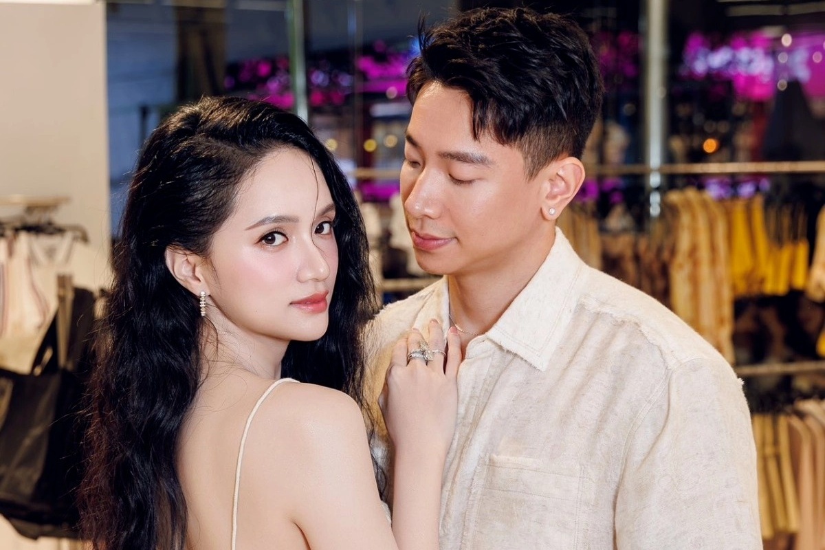 Hoa hậu Hương Giang tình tứ bên bạn trai tin đồn