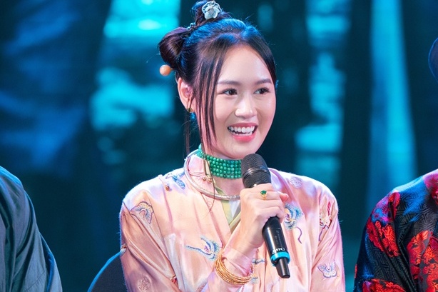 Vợ Anh Đức bối rối khi bị hỏi so sánh Trấn Thành và Victor Vũ