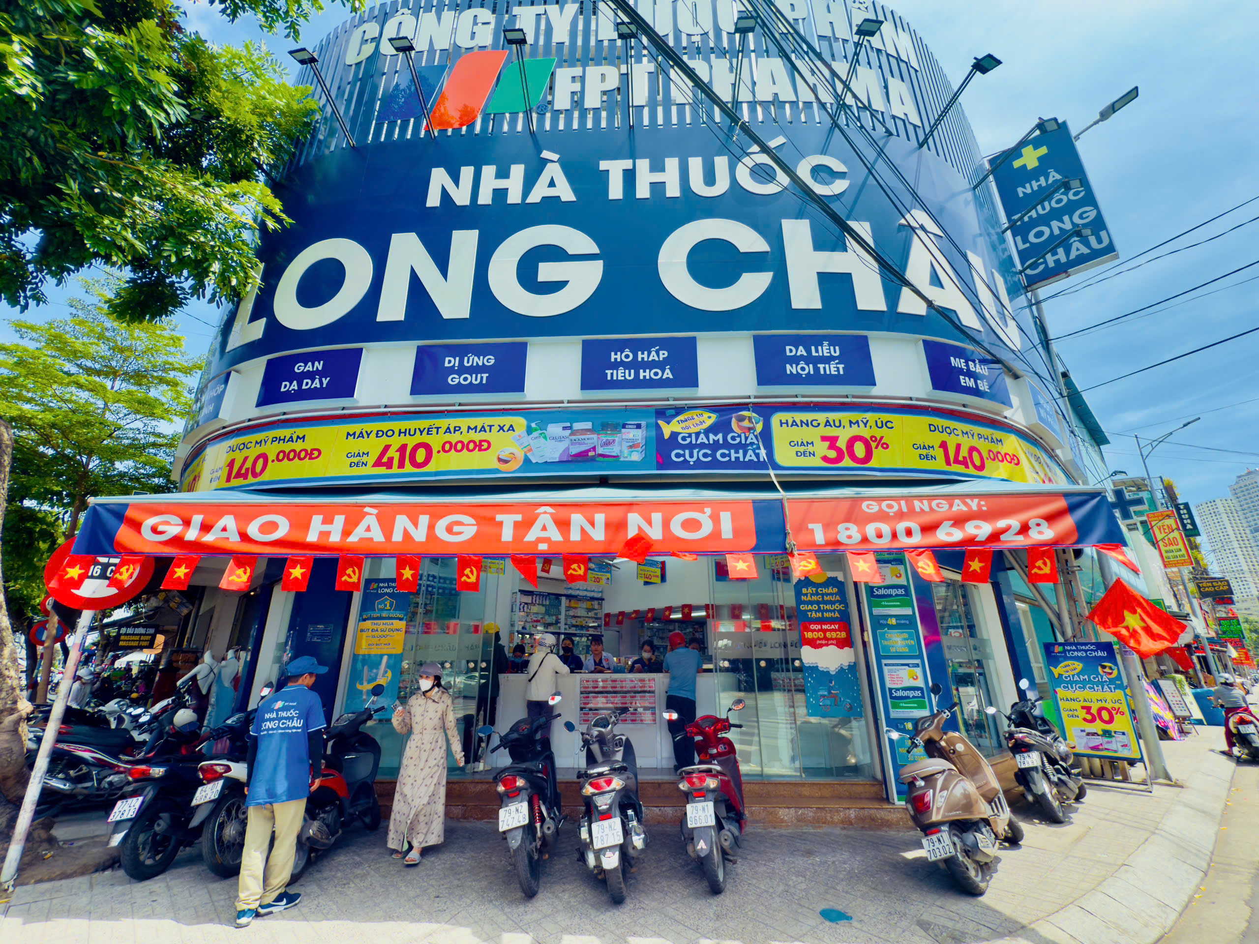 Hơn 2025 Nhà Thuốc Long Châu khắp cả nước rực rỡ cờ hoa mừng 50 năm ngày thống nhất đất nước