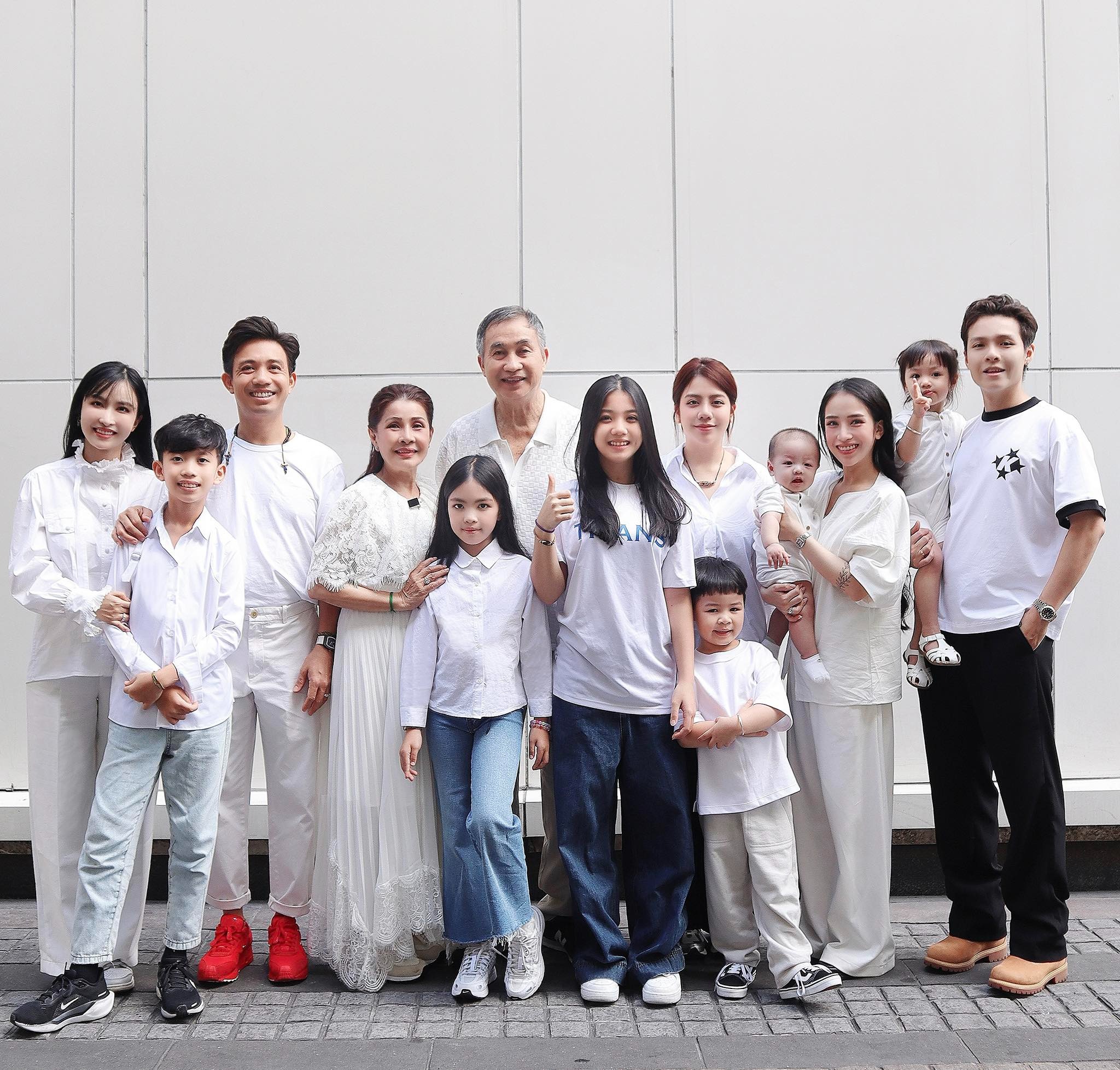 Minh Nhựa khoe ảnh đại gia đình, một chi tiết lộ quan hệ con riêng và vợ hai Mina Phạm