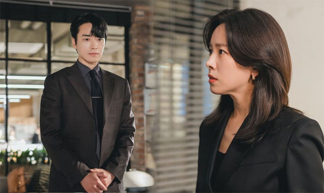 Yêu thầm sếp hơn 20 tuổi, một lần anh gọi tôi vào phòng đưa món quà khiến tôi bừng tỉnh