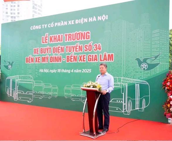 Hà Nội đưa vào vận hành tuyến buýt điện mới số 34