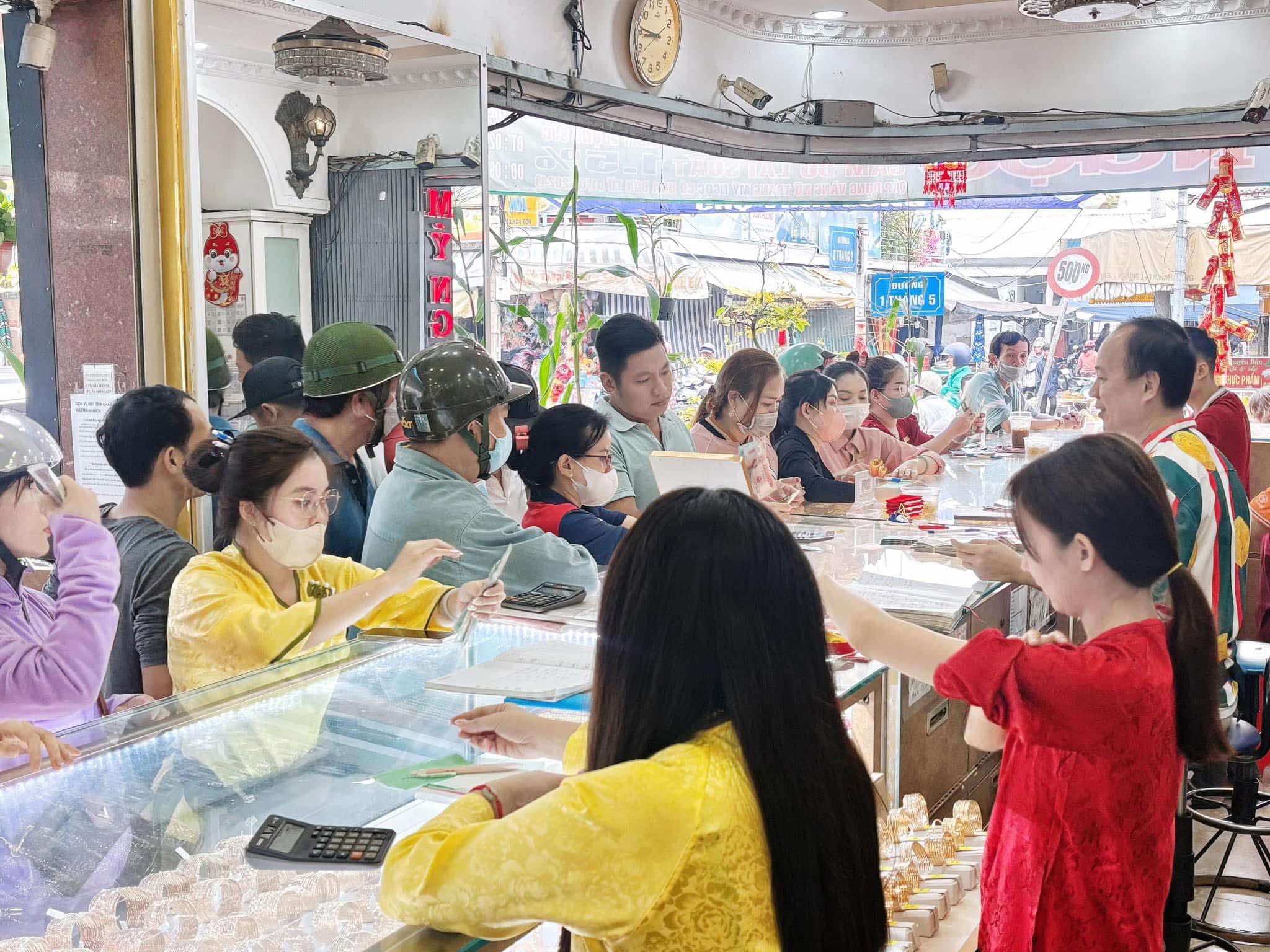 Cạm bẫy rình rập các tiệm vàng nhỏ