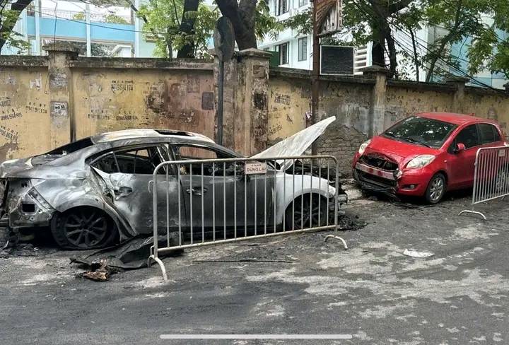 Ô tô đỗ trong ngõ ở Hà Nội bất ngờ bốc cháy