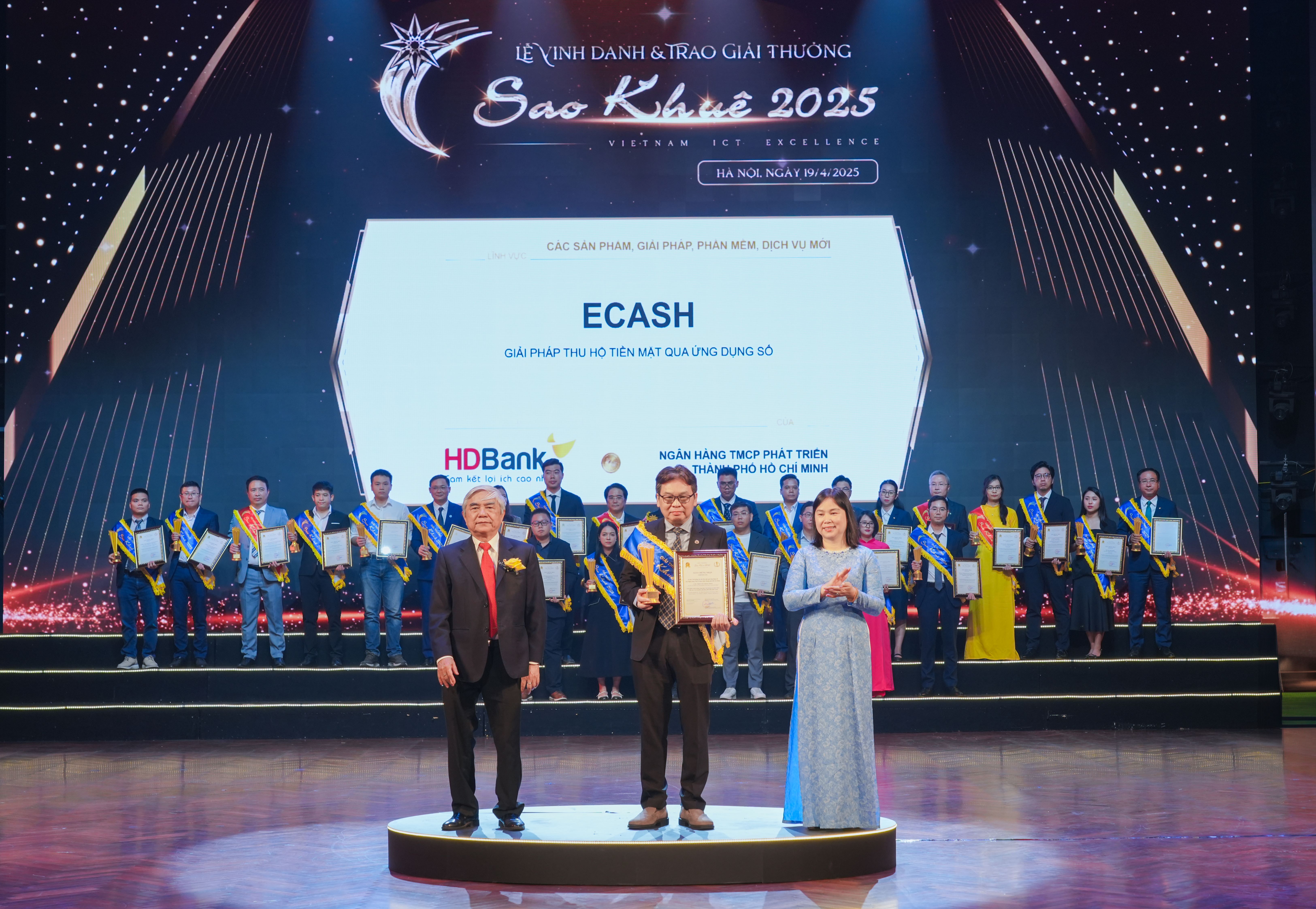 Nhiều giải pháp tài chính đột phá công nghệ và nhân văn được vinh danh tại Giải Sao Khuê 2025  