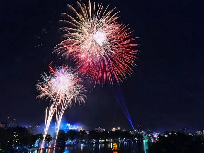 Hà Nội bắn pháo hoa kỷ niệm 50 năm Giải phóng miền nam, thống nhất đất nước