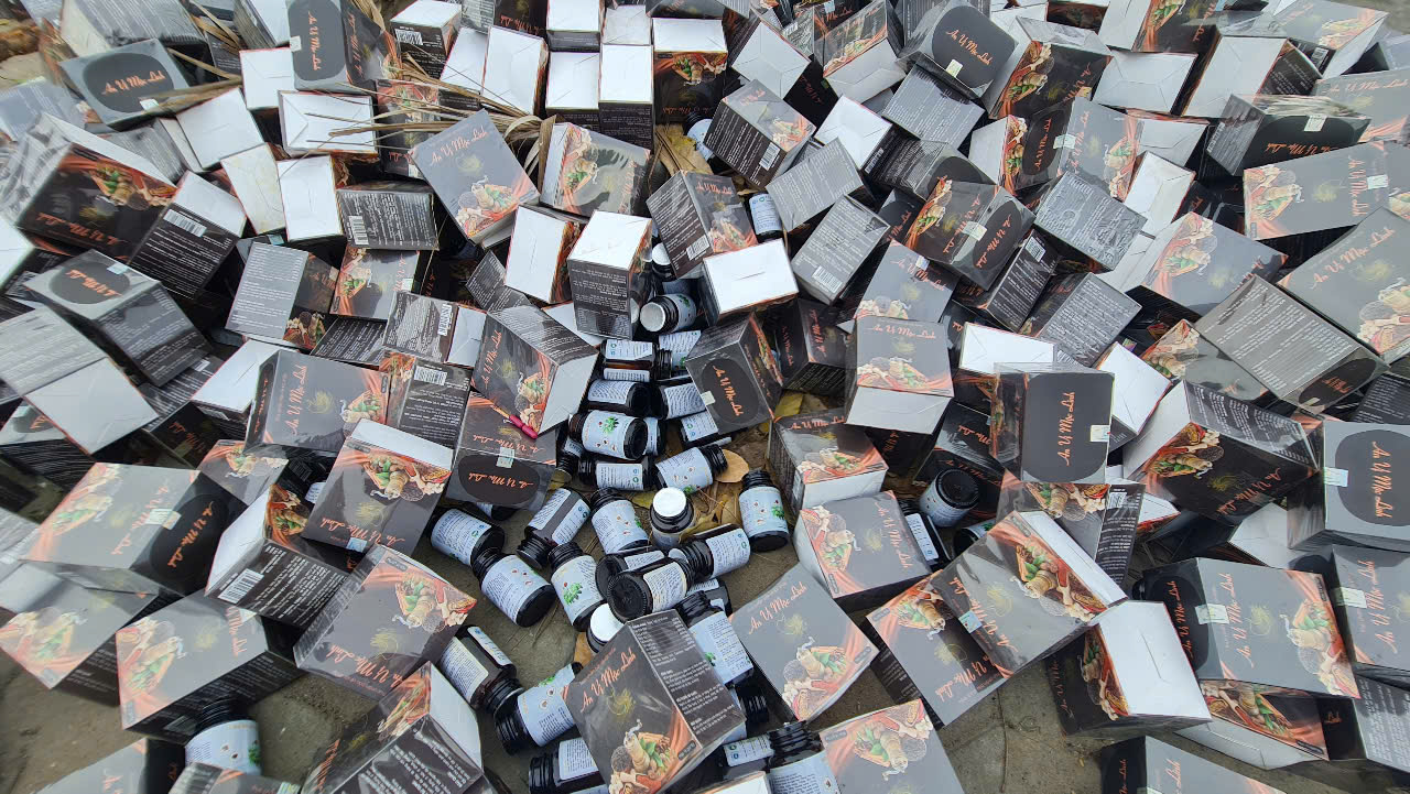 Truy tìm công ty đổ hàng nghìn hộp thực phẩm bảo vệ sức khoẻ tràn lan ra đường