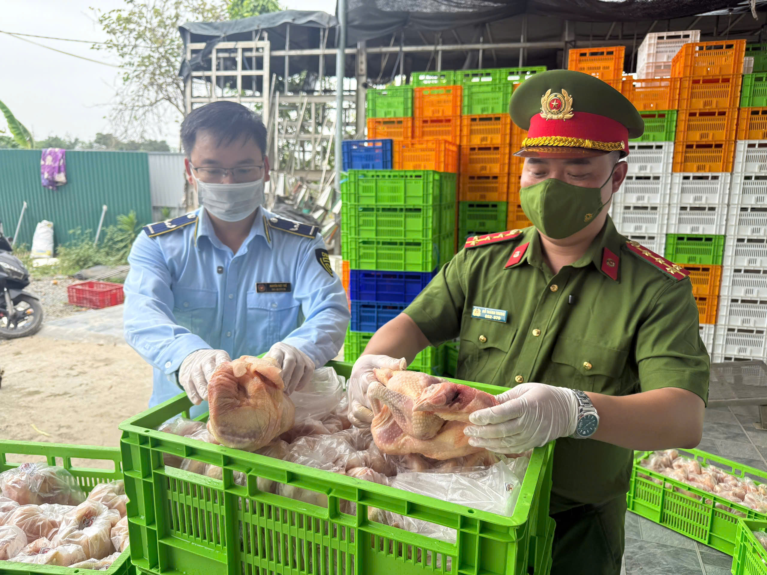 Phát hiện 20 tấn thực phẩm không rõ nguồn gốc, xuất xứ tại Hà Nội