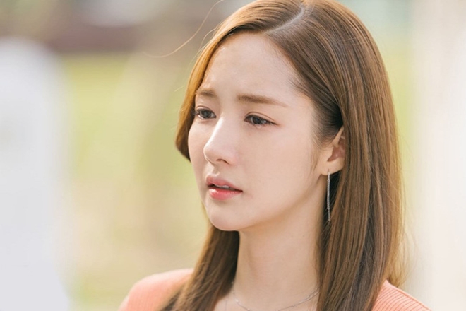 Trưa về chăm con ốm, vô tình nghe lén được cuộc điện thoai của mẹ chồng, tôi sốc khi biết bí mật của bà và chồng mình